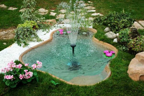 водопад в градина с растения